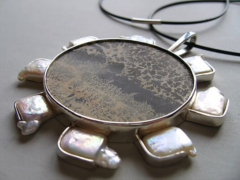 Słoneczny Wisior. Praca zaprojektowana do kolekcji prywatnej w 2010 roku, wykonana ze srebra, kamienia półszlachetnego - jaspisu oraz pereł.